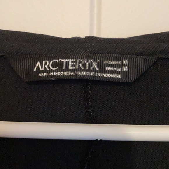 Arc’Teryx women’s black cowl wool t-shirt - Picture 4 of 7